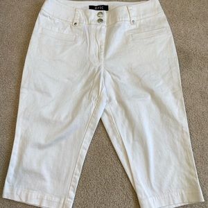 Women’s White knee length shorts by Eric. Size 6